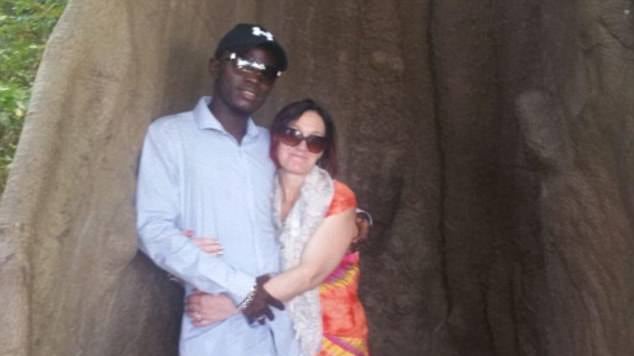 Lascia marito e 9 figli e va in Gambia dal toyboy conosciuto su Facebook