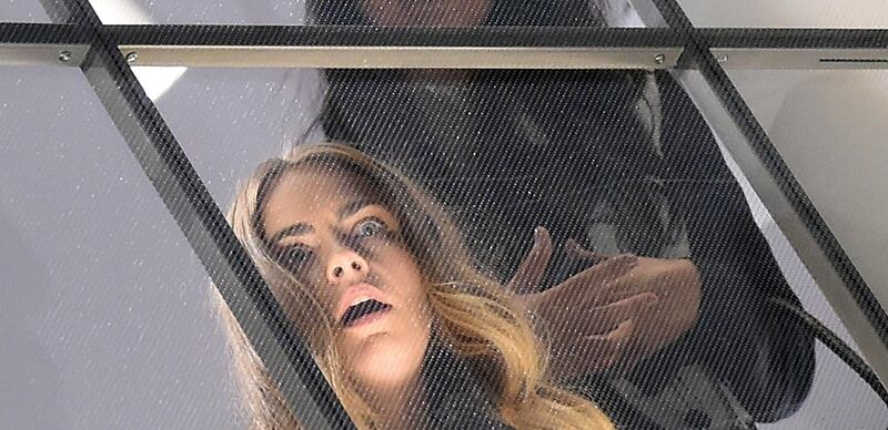 Cara Delevingne e Kate Moss a Milano, folla in delirio 3