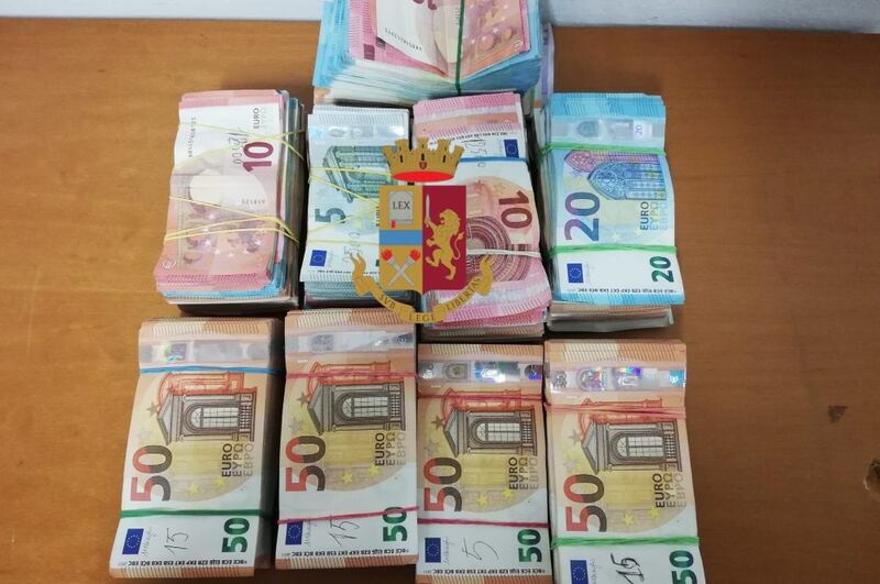 Napoli, arrestati corrieri della droga: il sequestro della polizia 2