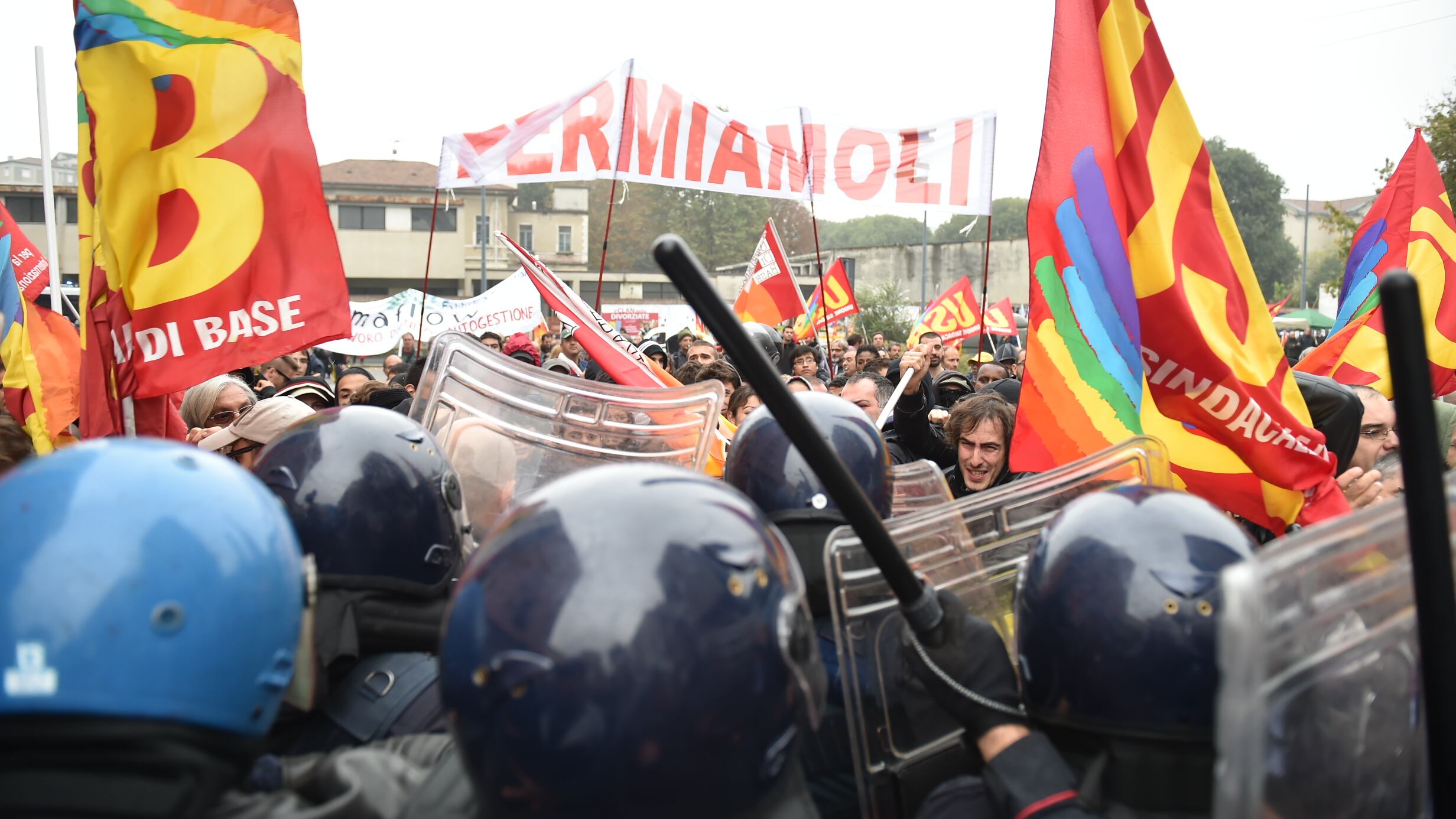 Lavoro, vertice Ue a Milano Antagonisti forzano zona rossa