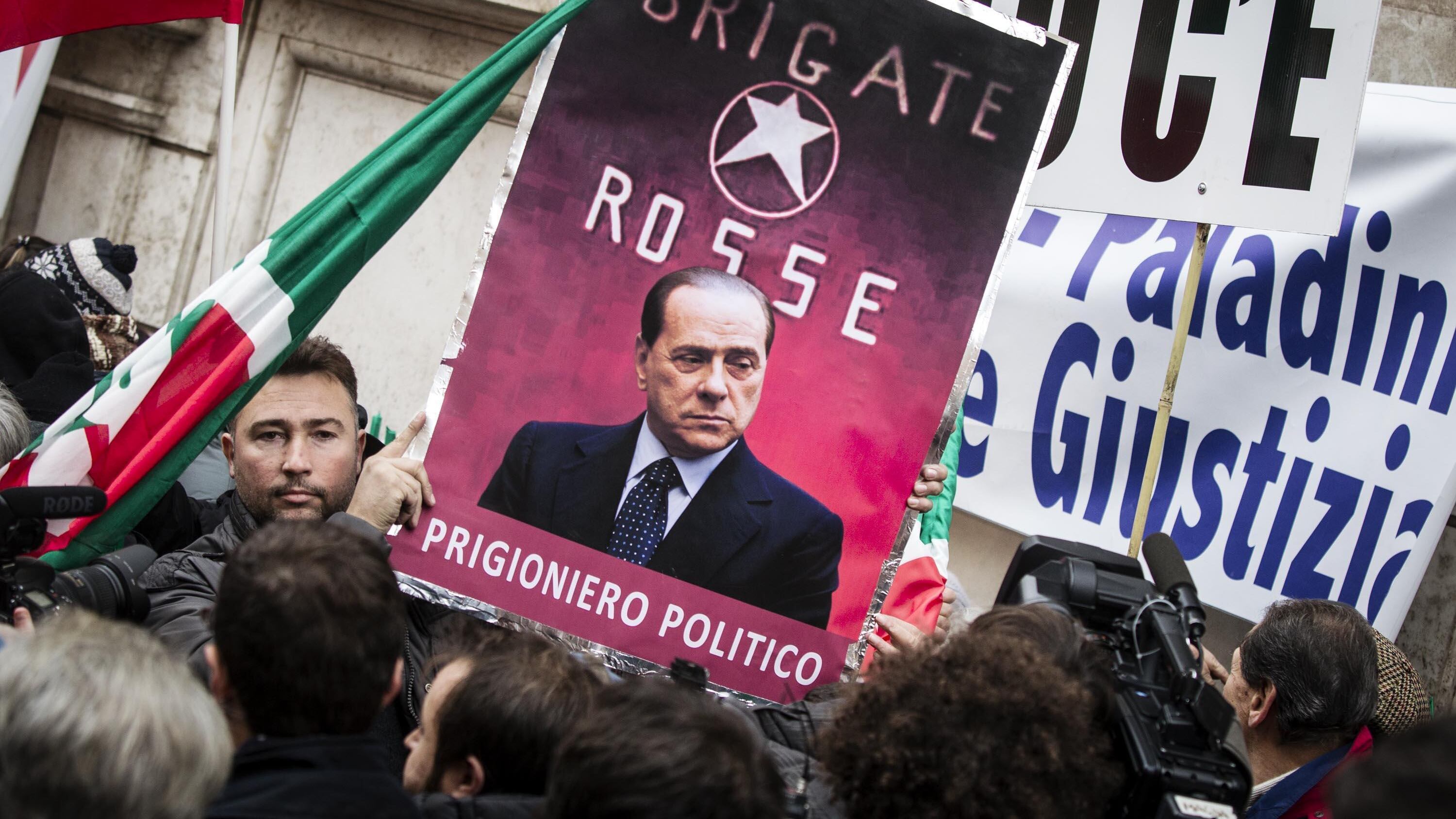 "Il Cav non si discute, si ama". Il popolo azzurro in piazza: "Oggi decade la democrazia"