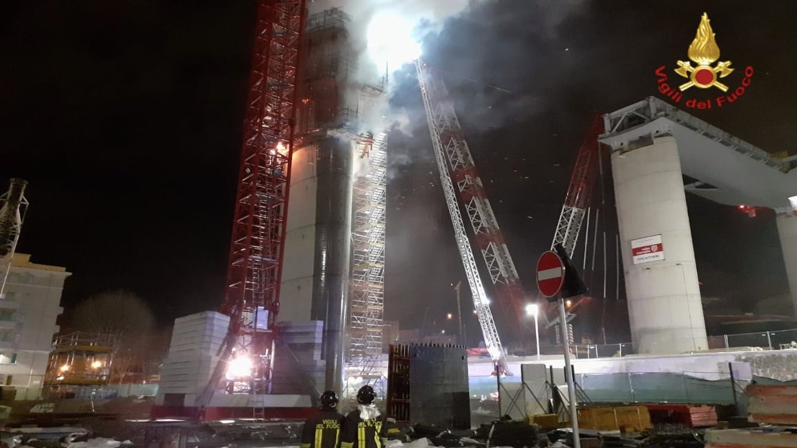 Genova, incendio nel cantiere del ponte Morandi: a fuoco la pila 13