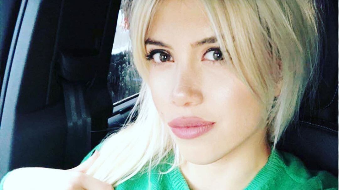 Con la giacca aperta Wanda Nara incanta il web