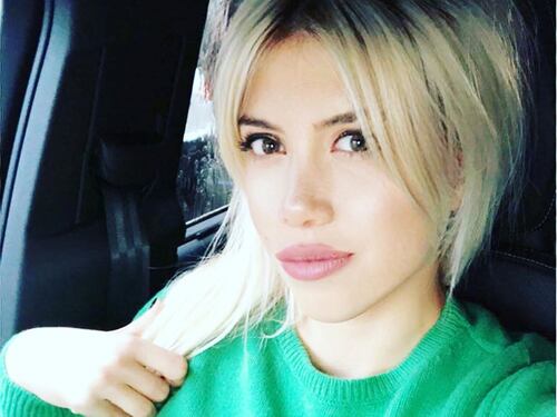 Con la giacca aperta Wanda Nara incanta il web
