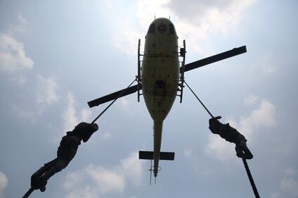 Polvere e prove di forza: gli allenamenti dei commandos thailandesi 12