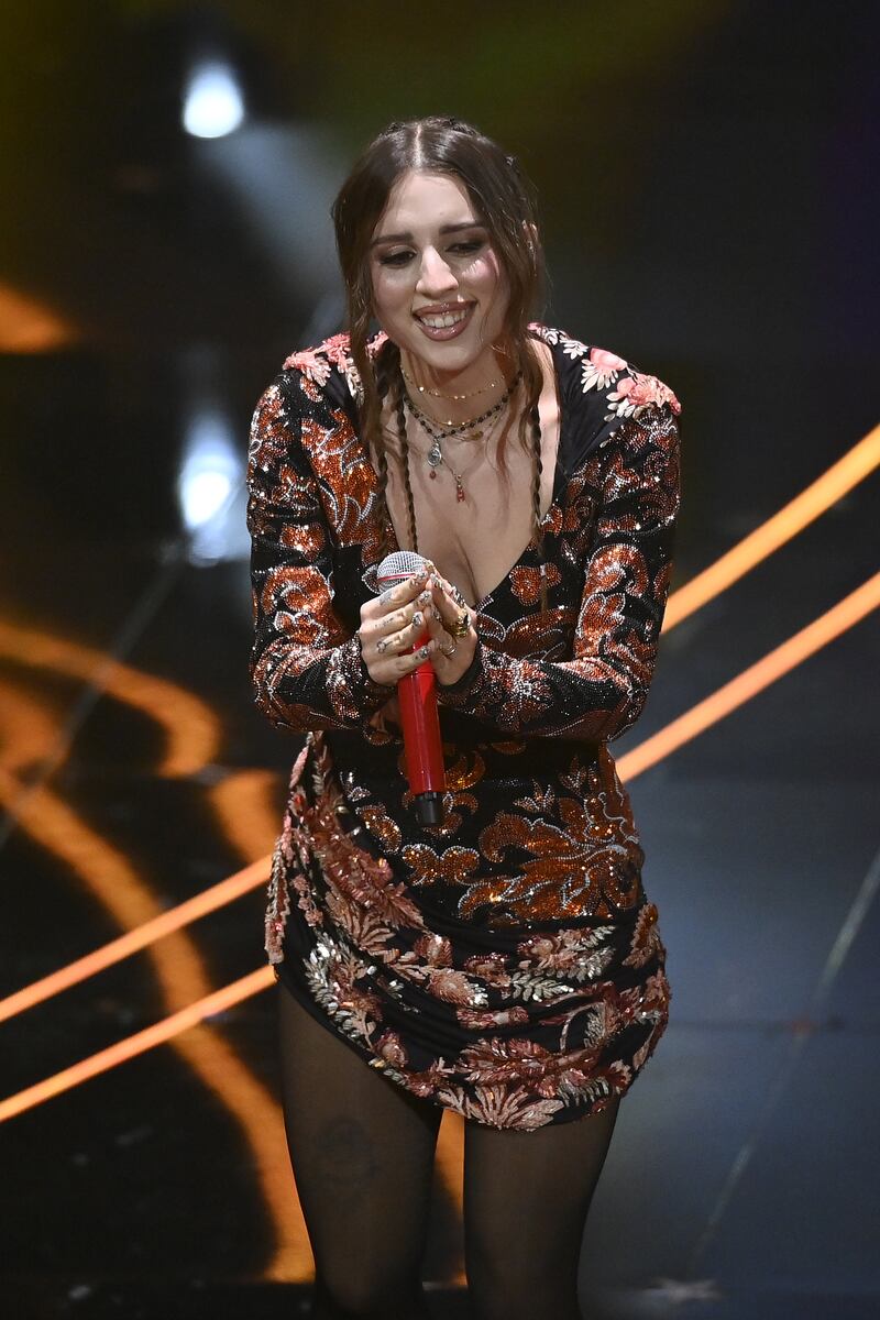 Sanremo 2024: ecco il look della terza serata del Festival di Angelina Mango 12