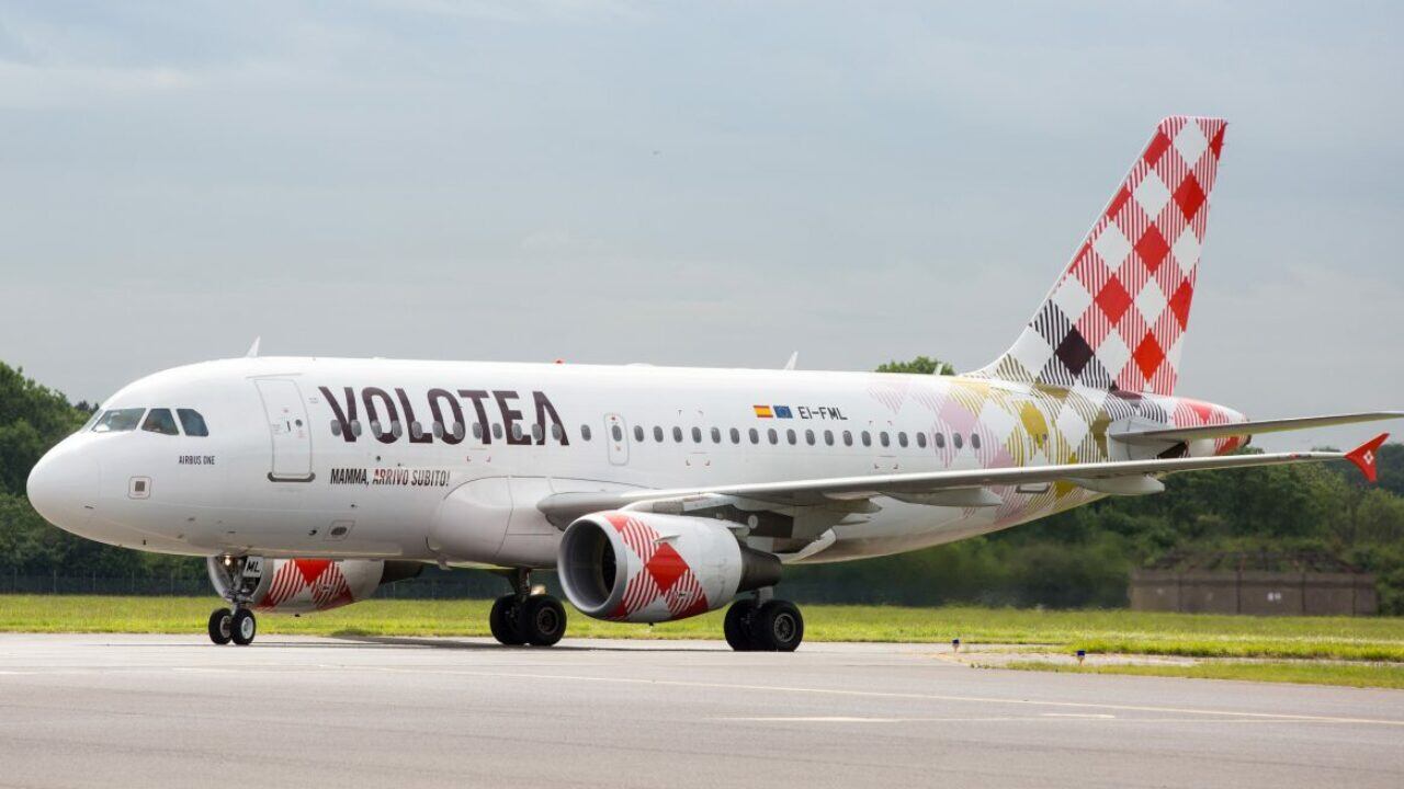 Overbooking, compagnia aerea sorteggia chi resta a terra. La scrittrice: "Siete delle bestie"