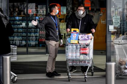 Code al supermercato nella zona del lodigiano colpita dal Coronavirus 7