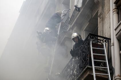 Paura a Parigi: forte esplosione in centro 4
