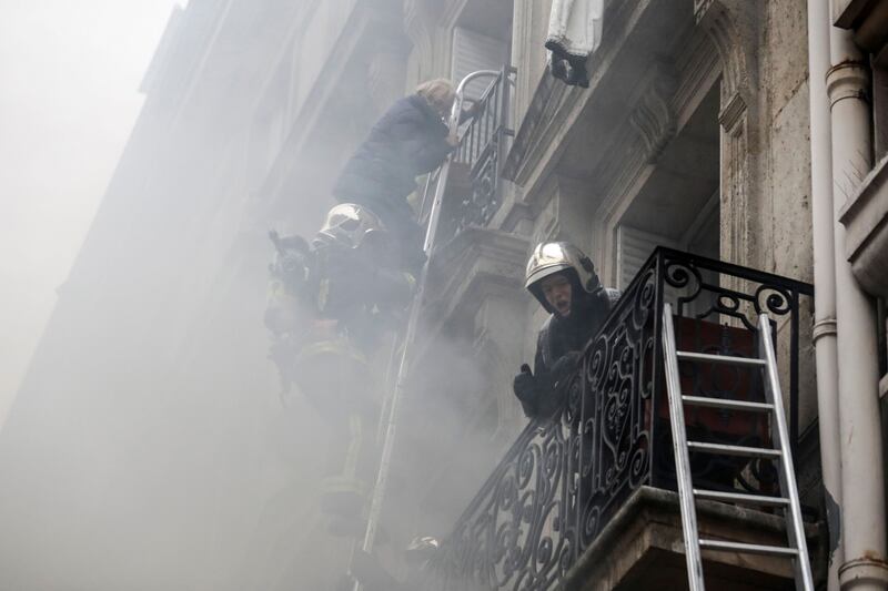 Paura a Parigi: forte esplosione in centro 4