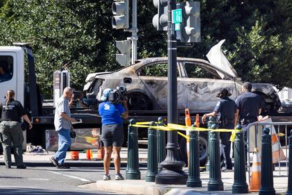 Auto si schianta contro i cancelli di Capitol Hill: suicida il conducente 4