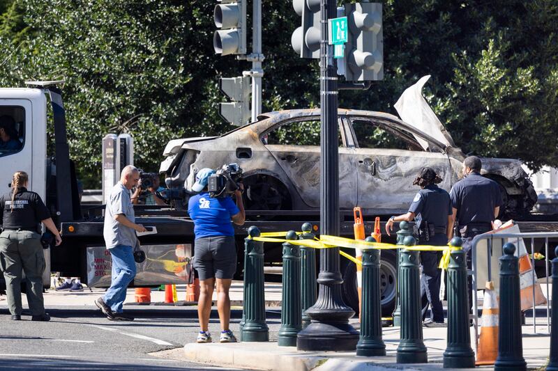 Auto si schianta contro i cancelli di Capitol Hill: suicida il conducente 4