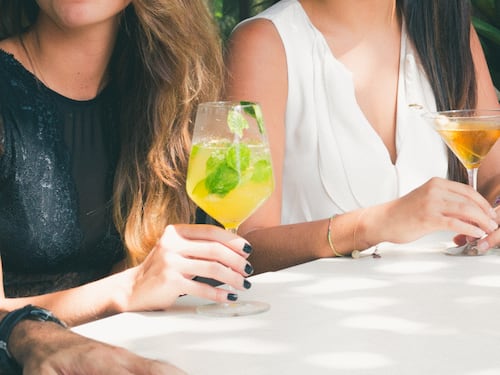 I giovani bevono sempre meno alcol