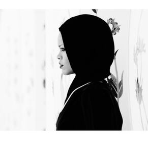Rhianna posa col velo, scatti da Abu Dhabi 1