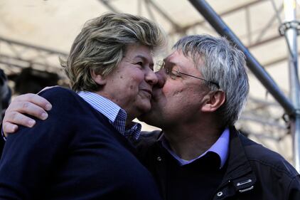Il bacio della pace ​tra Camusso e Landini 1