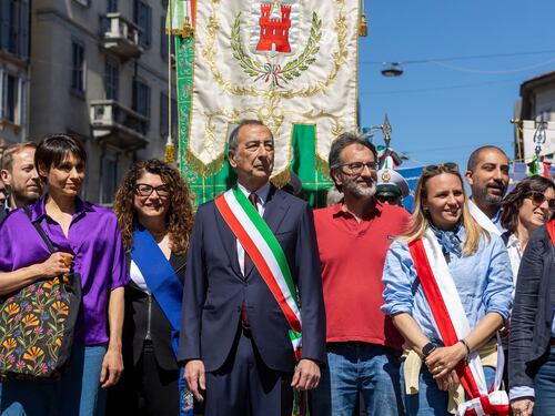 25 aprile, i pro Pal bloccano la Brigata ebraica. E Sala se la prende coi Patrioti: "Hanno infangato piazza Duomo"