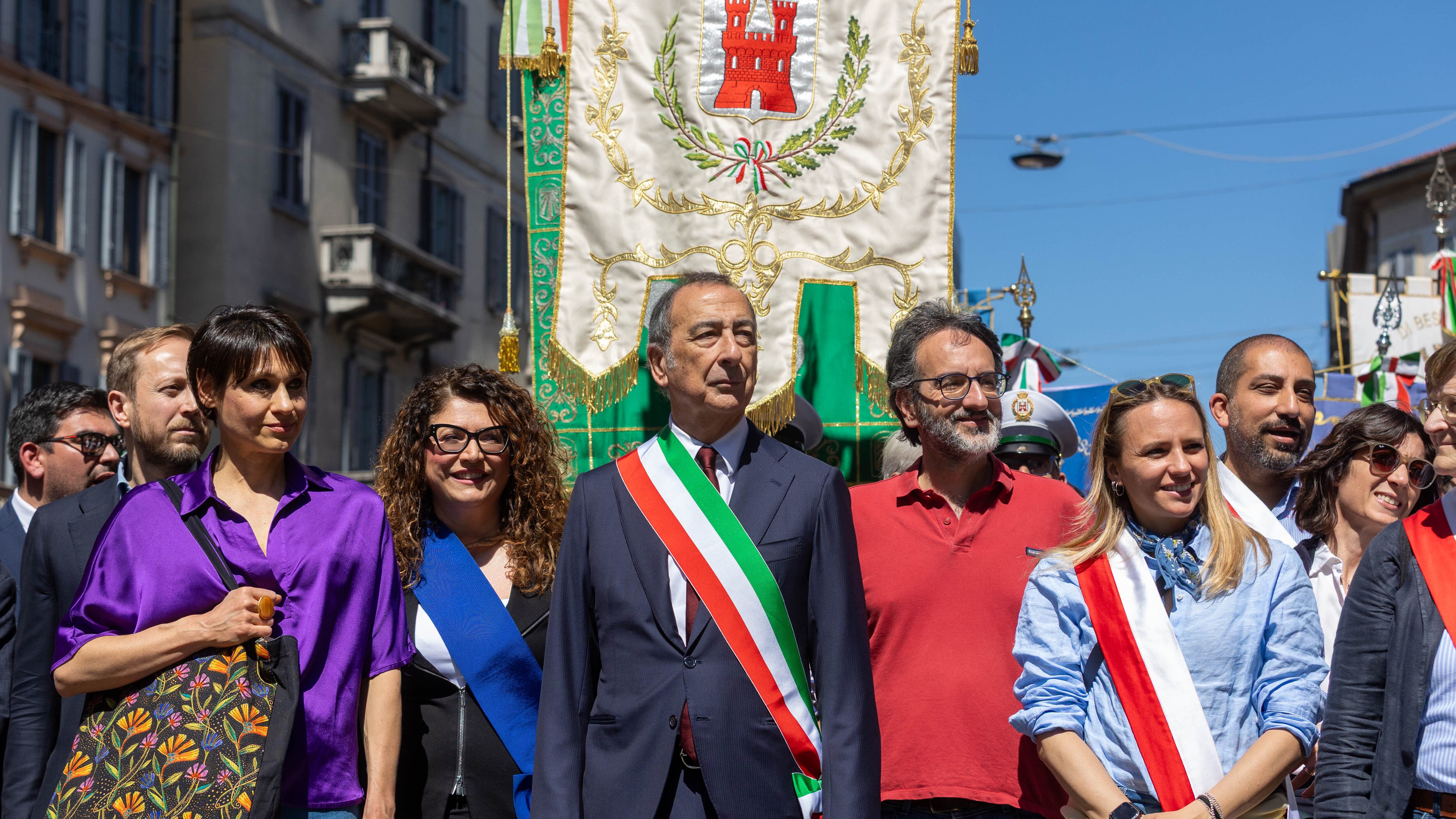 25 aprile, i pro Pal bloccano la Brigata ebraica. E Sala se la prende coi Patrioti: "Hanno infangato piazza Duomo"