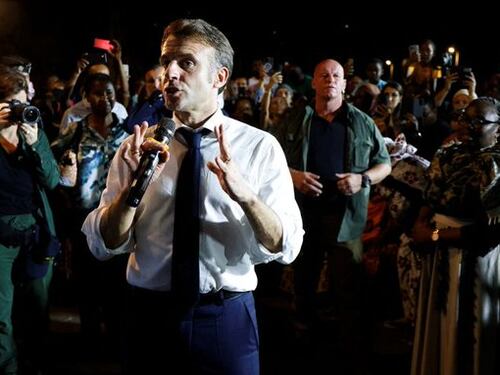 "Se non foste Francia, sareste nella m...a". Macron sbotta nell'isola devastata dal ciclone