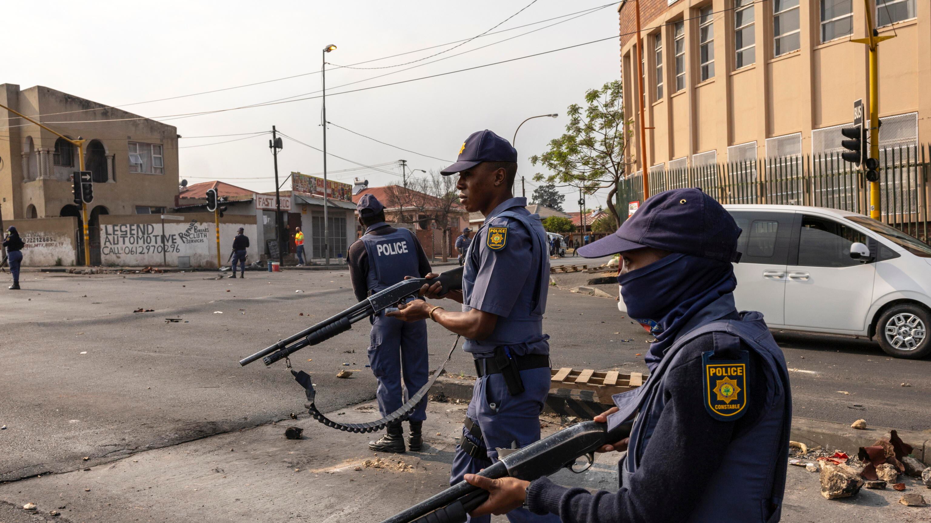 Sparatoria in Sudafrica: uomini armati uccidono 9 persone a Johannesburg