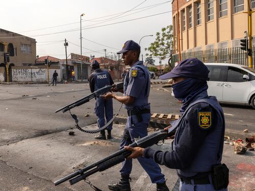 Sparatoria in Sudafrica: uomini armati uccidono 9 persone a Johannesburg