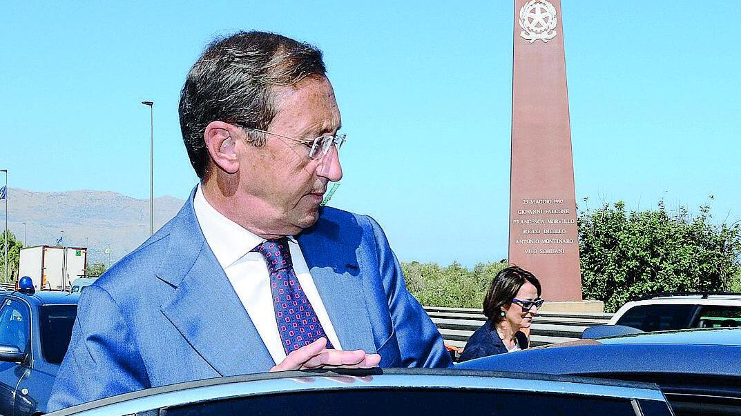 Fini e le spese pazze per le foto: in soli sei mesi 180mila euro