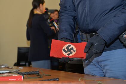 Naziskin, l'arsenale trovato nella sede di Varese 5