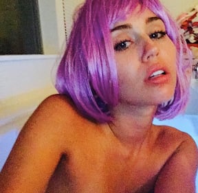 Miley Cyrus in mini-bikini su Instagram 6