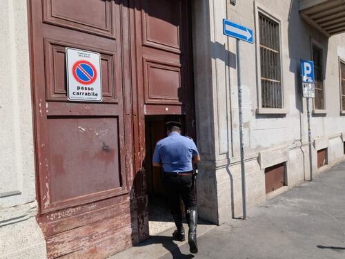 Milano, aggredisce il vicino di casa e gli sfonda il cranio: gravissimo un 62enne