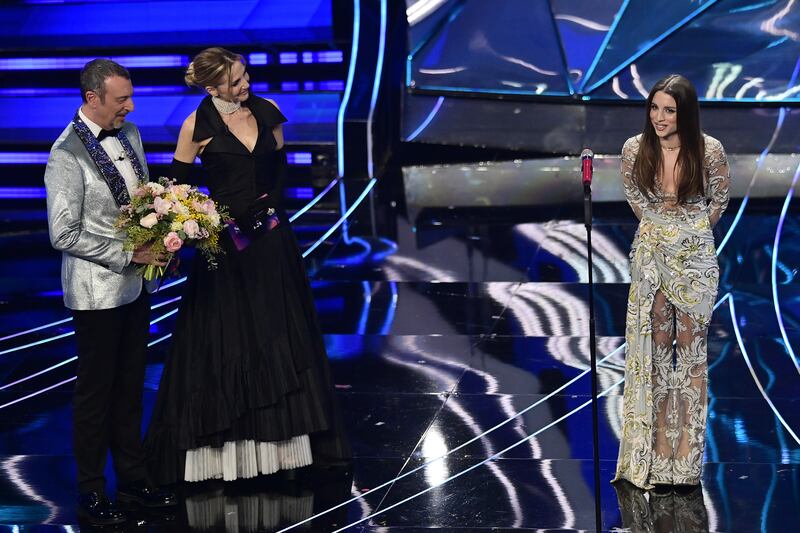 Sanremo 2024: ecco il look della quarta serata del Festival di Angelina Mango 16