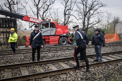 Milano, il crollo di una lastra uccide due operai 4