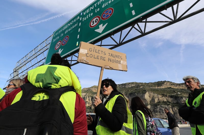 I gilet gialli bloccano l'autostrada al confine con l'Italia 3