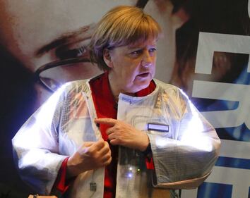 Super Angela: ecco la nuova giacca iper tecnologica della Merkel 2