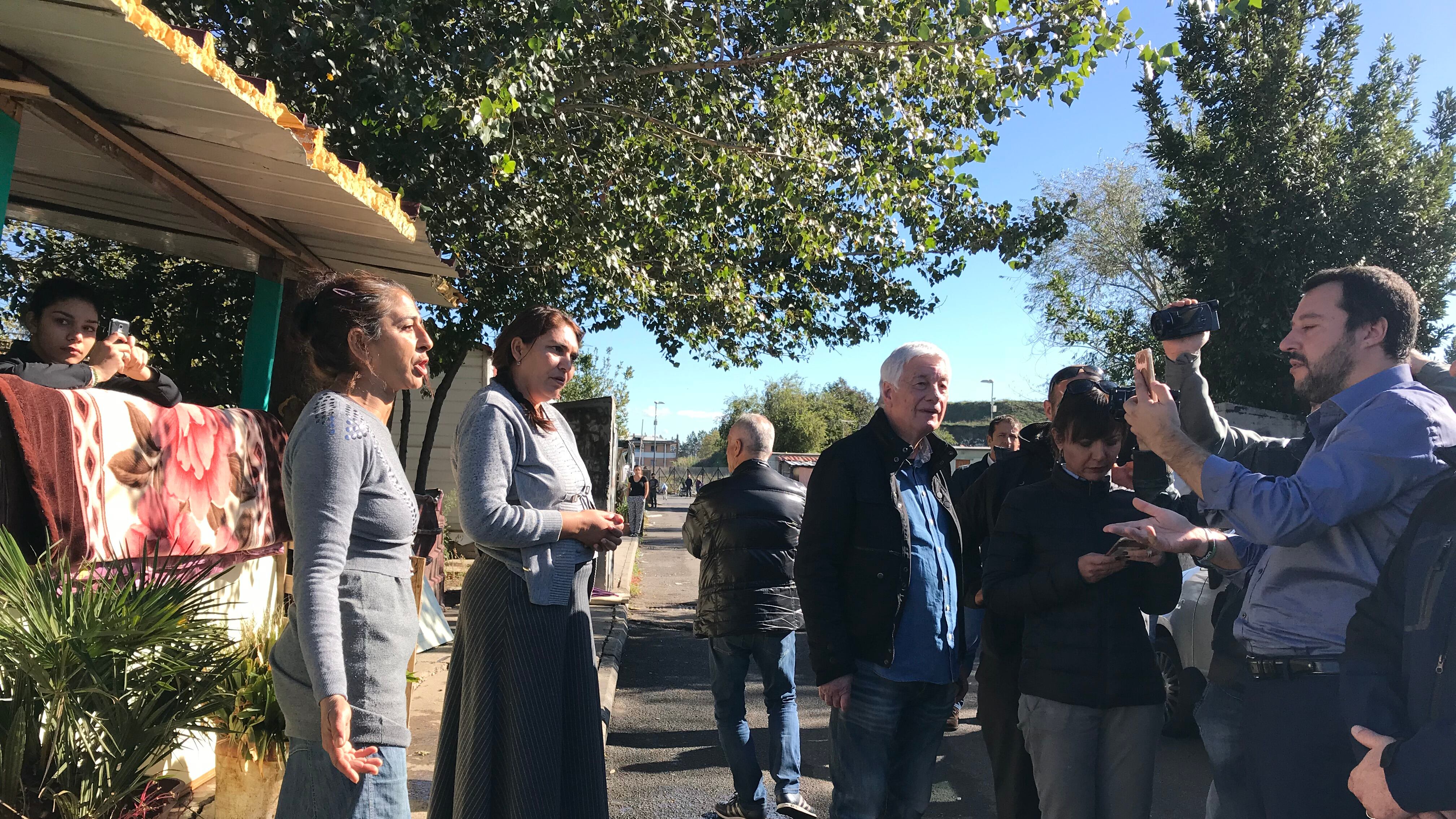 Salvini nel campo rom di via di Salone: "Va sgomberato"