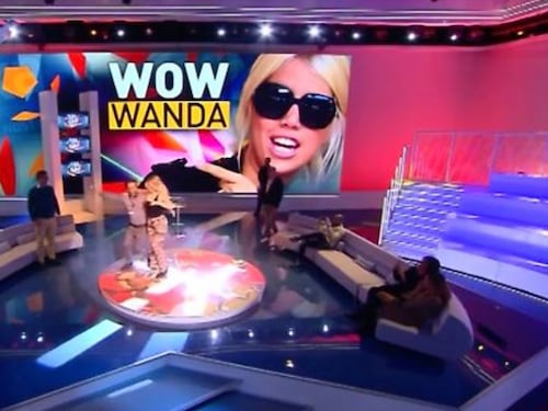 Striscia la Notizia mostra il fuorionda: la drammatica caduta di Wanda Nara a Tiki Taka