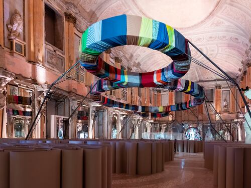 L’installazione “La Pace Preventiva” di Pistoletto nella Sala delle Cariatidi