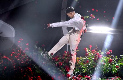 Follia Blanco a Sanremo, il cantante devasta il palco 2