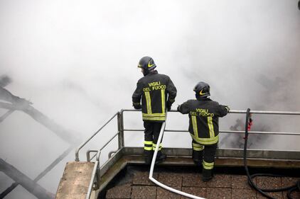 Incendio devasta il tetto della Cavallerizza reale di Torino 10