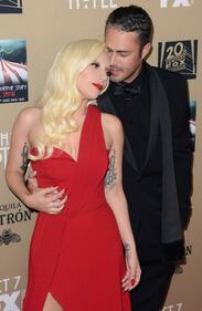 Lady Gaga, spacco mozzafiato e baci al fidanzato sul red carpet 33