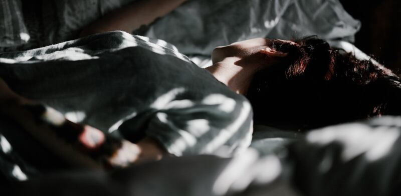 Donna che dorme nel letto