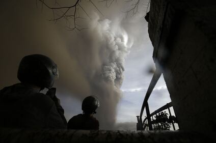 Filippine, la colonna di fumo del vulcano 1