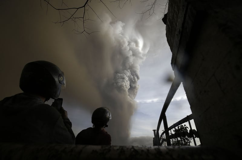 Filippine, la colonna di fumo del vulcano 1