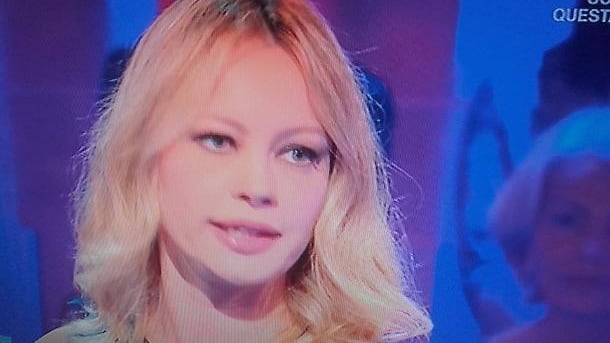 Anna Falchi senza freni: "Farei un calendario con Fico. Io con stivali fetish..."