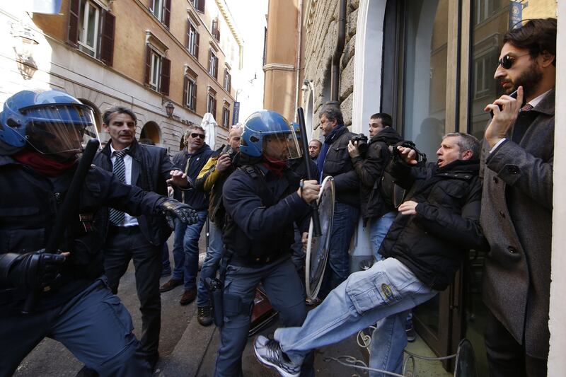 Scontri davanti la sede del Pd in Via del Nazareno 2