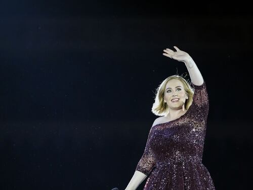 Adele cancella tutti i concerti: "Sono devastata, perdonatemi"