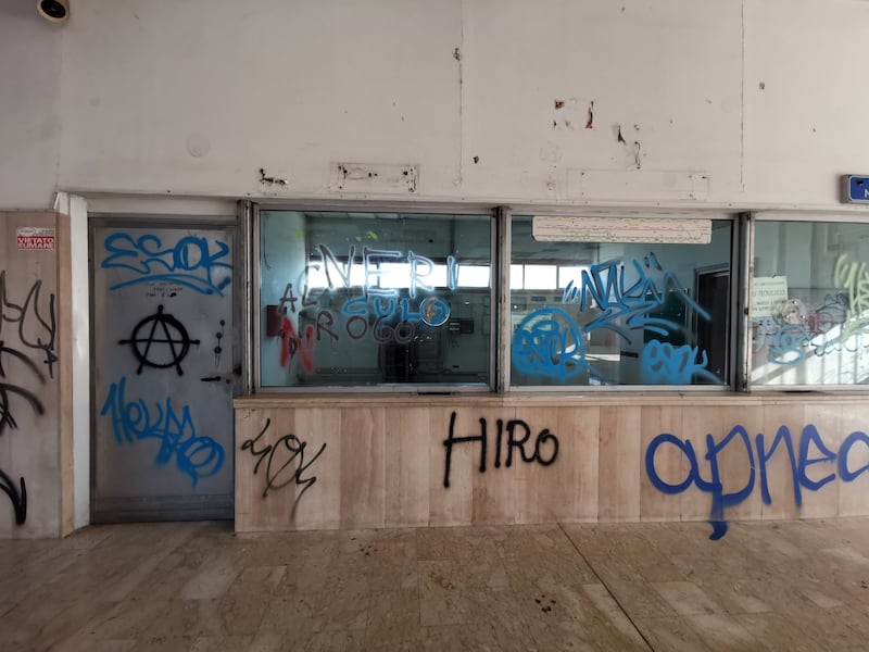 Nella stazione da incubo, tra svastiche, scritte razziste e abbandono 8