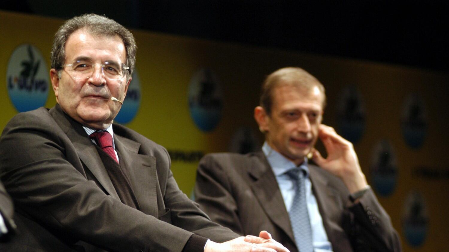 Soccorso rosso da Prodi a D'Alema. "A rischio la democrazia del Paese"