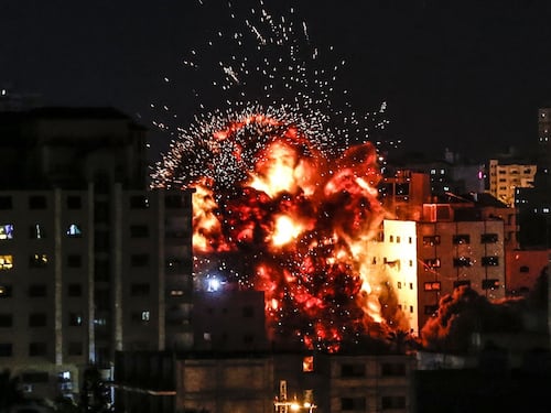 Gaza, lanciati 430 missili: Israele bombarda la Striscia