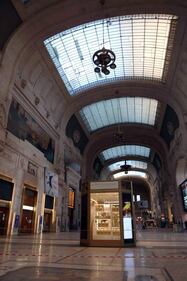 Vento a Milano, si stacca parte del tetto della stazione Centrale 5