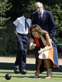 Melania Trump gioca a bocce col marito di Theresa May 10