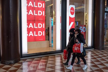 Milano, primo giorno di saldi  5